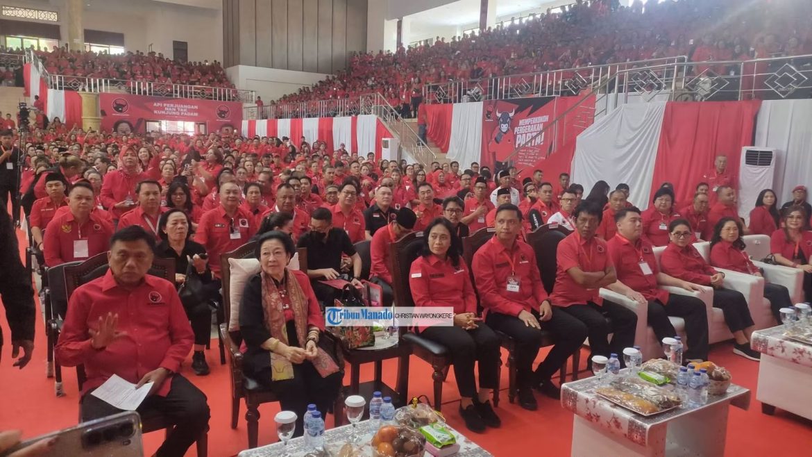 DAPAT KEHORMATAN DUDUK DI BELAKANG KETUM, DPC PDI Perjuangan Sangihe Jadi Sorotan di Konsolidasi Akbar wale ne tou