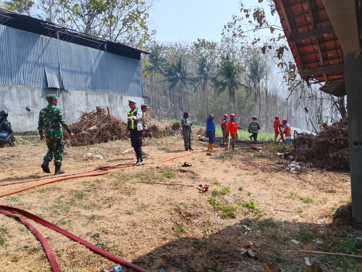 Personel Gabungan Padamkan Kebakaran Lahan di Kutoarjo